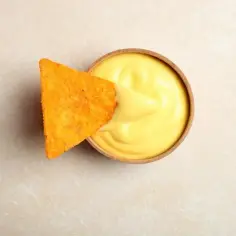 Jak zrobić sos do nachos jak w kinie – prosty przepis na smak dzieciństwa