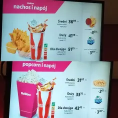 Zestawy z kinowymi przekąskami: nachosy i popcorn z napojami.