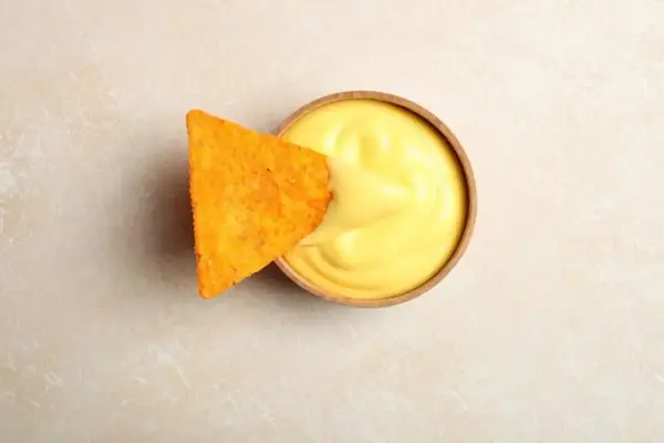 Jak zrobić sos do nachos jak w kinie – prosty przepis na smak dzieciństwa